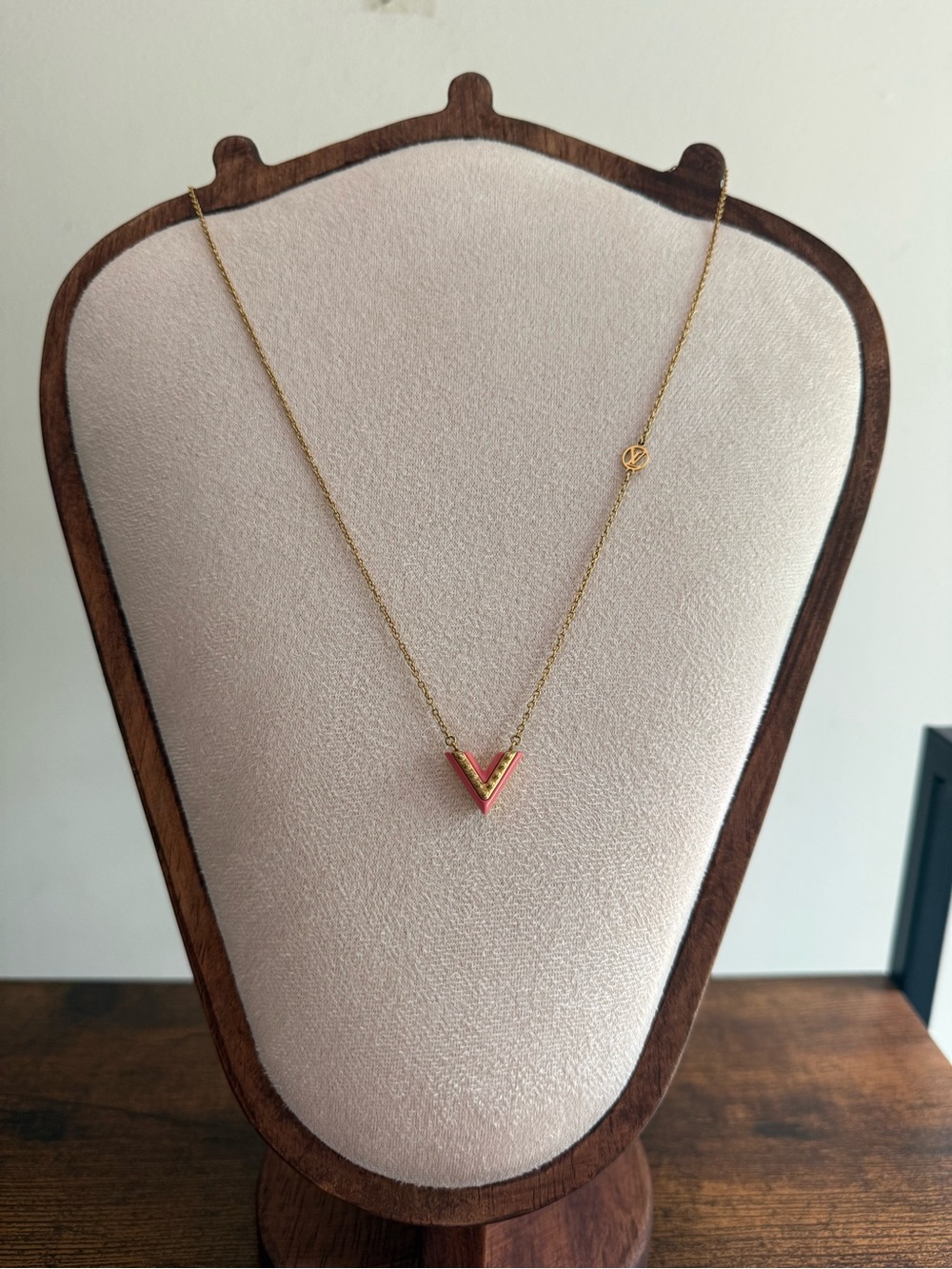 Louis Vuitton Essential V Nekclace